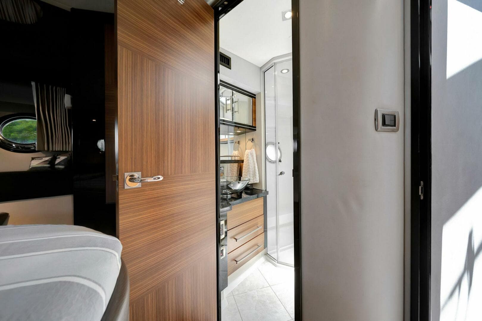 2011 Marquis — photo 41