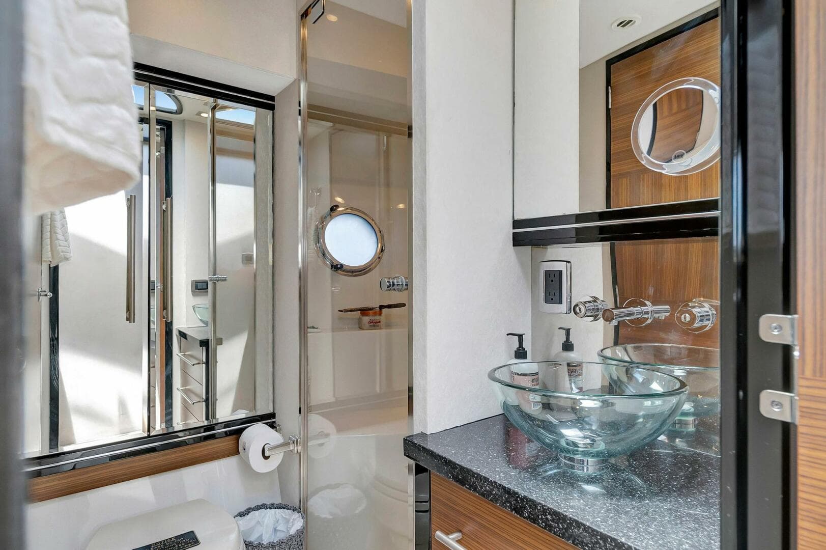 2011 Marquis — photo 52