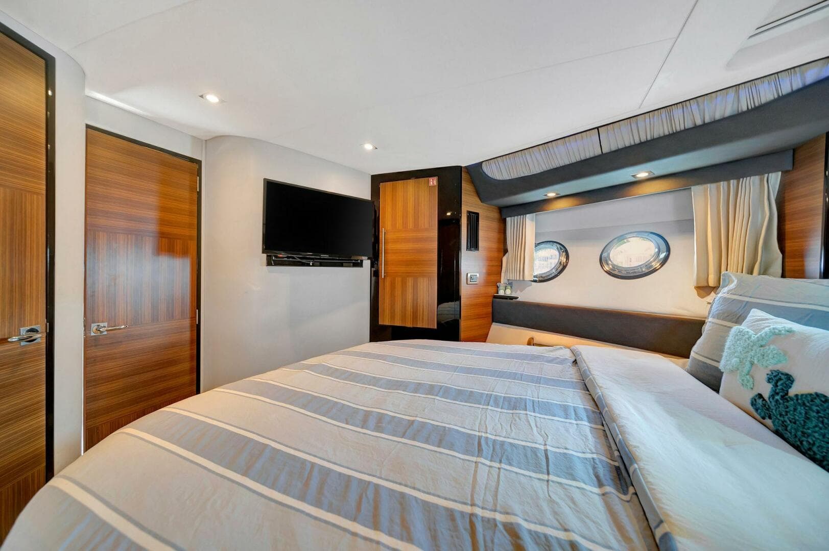 2011 Marquis — photo 45