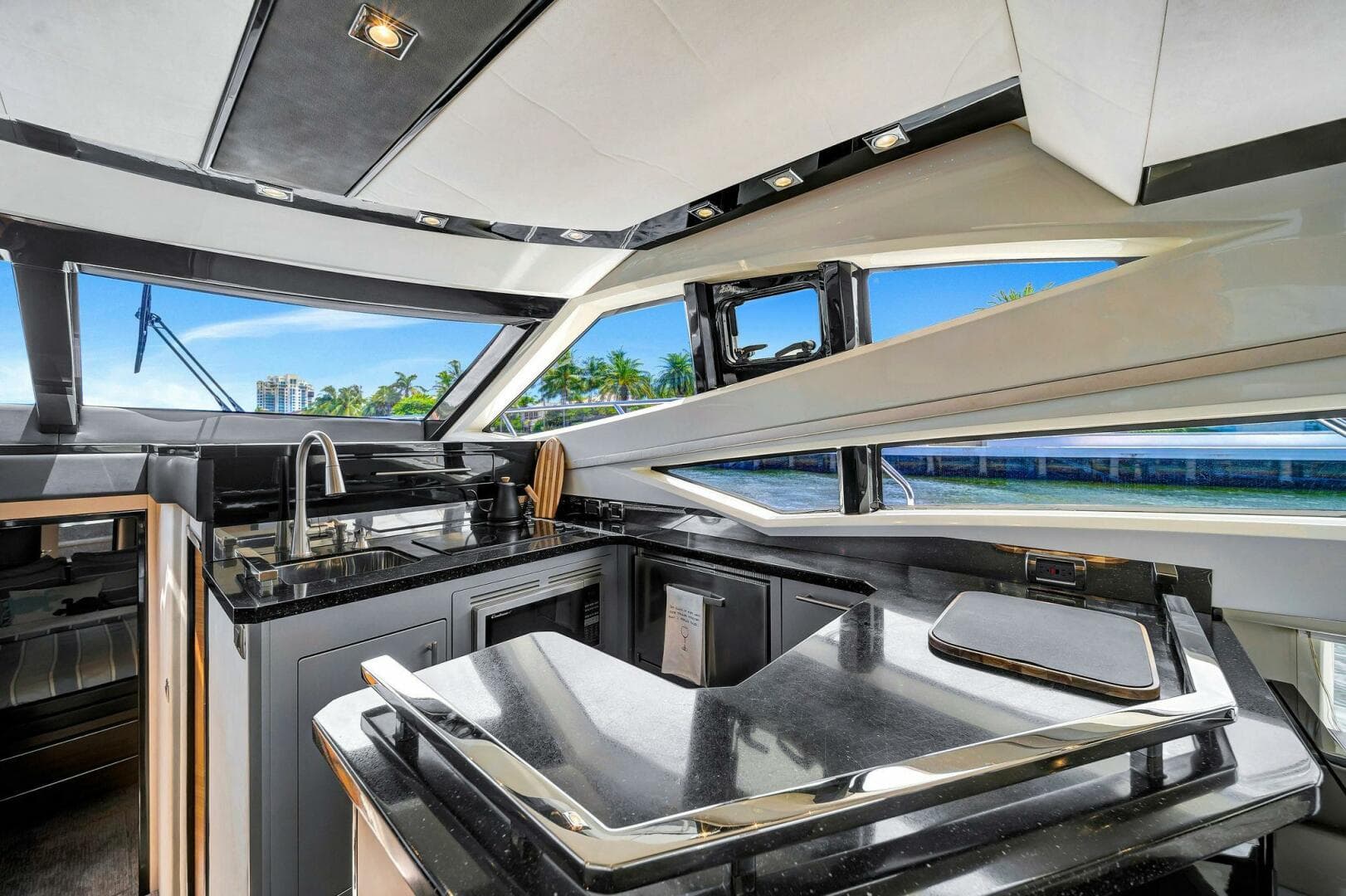 2011 Marquis — photo 31