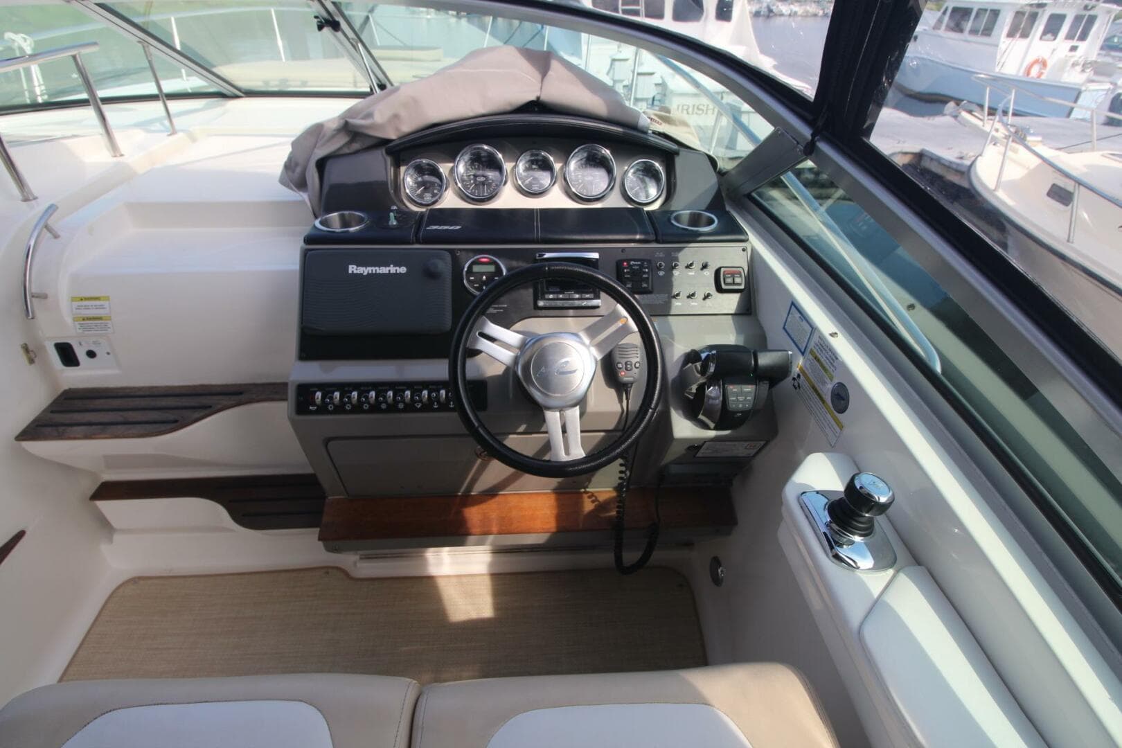 2014 Sea Ray 350 Sundancer — photo 14