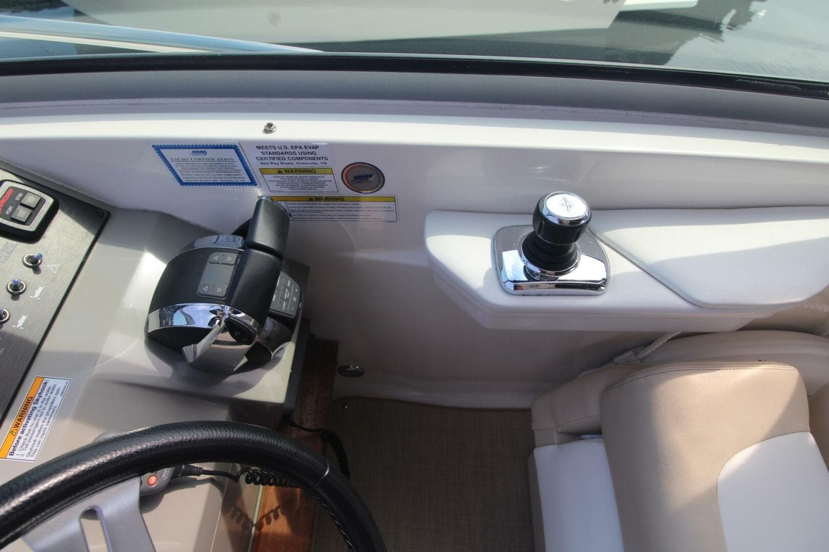 2014 Sea Ray 350 Sundancer — photo 17