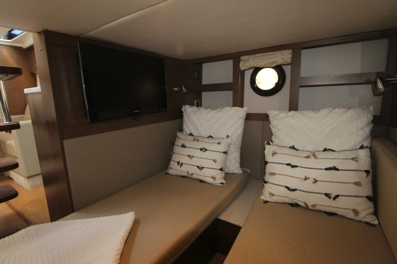 2014 Sea Ray 350 Sundancer — photo 31