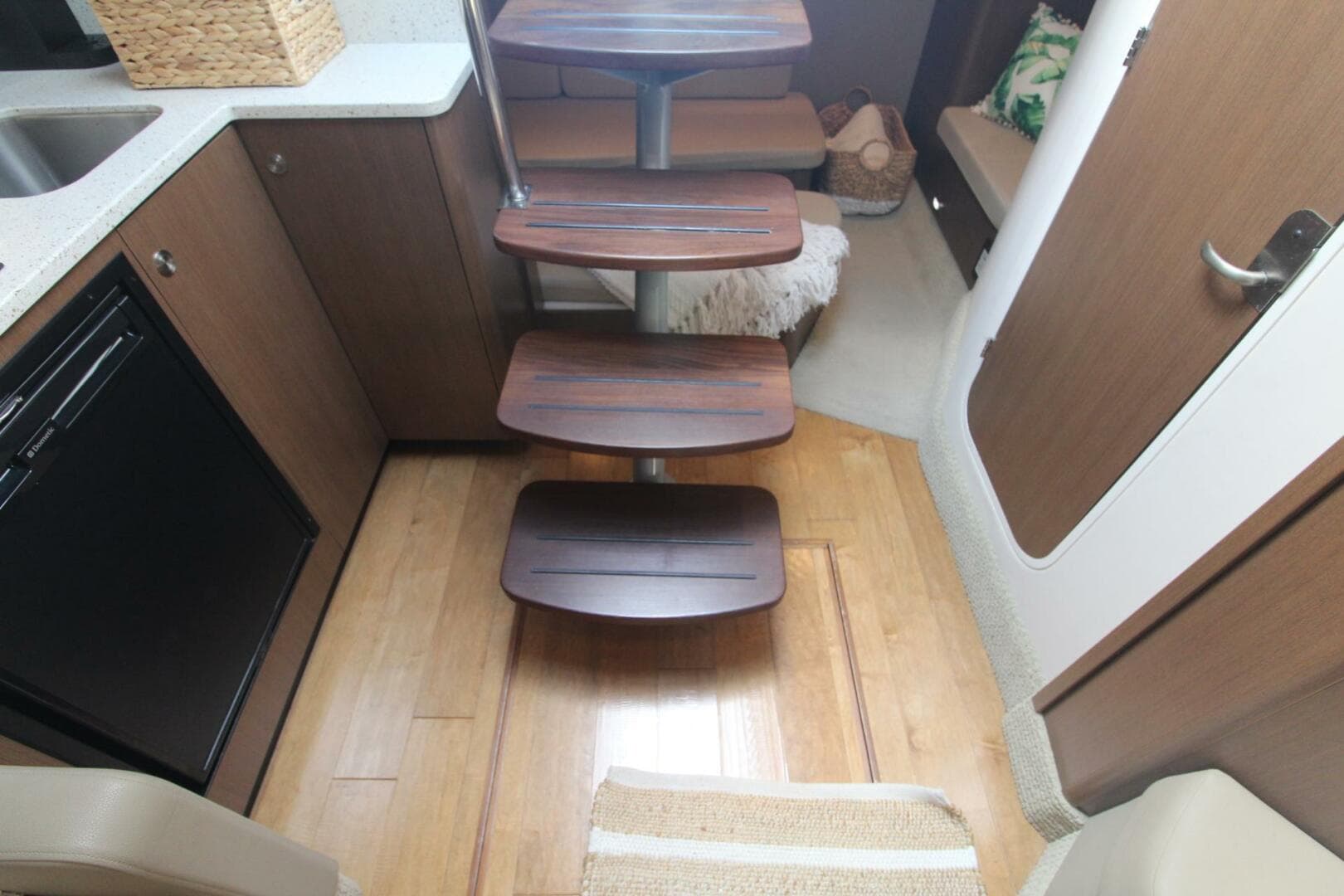 2014 Sea Ray 350 Sundancer — photo 27