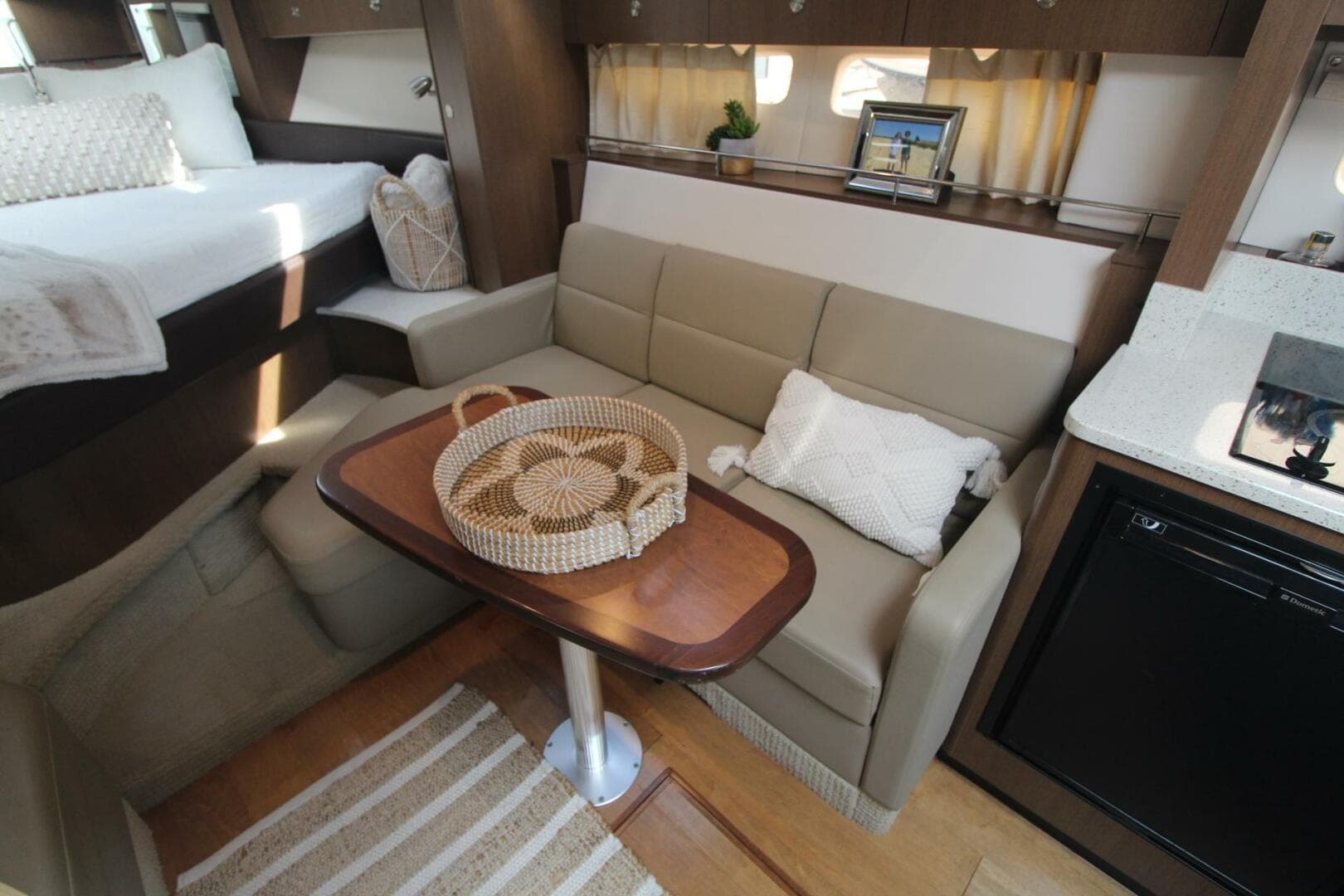 2014 Sea Ray 350 Sundancer — photo 39