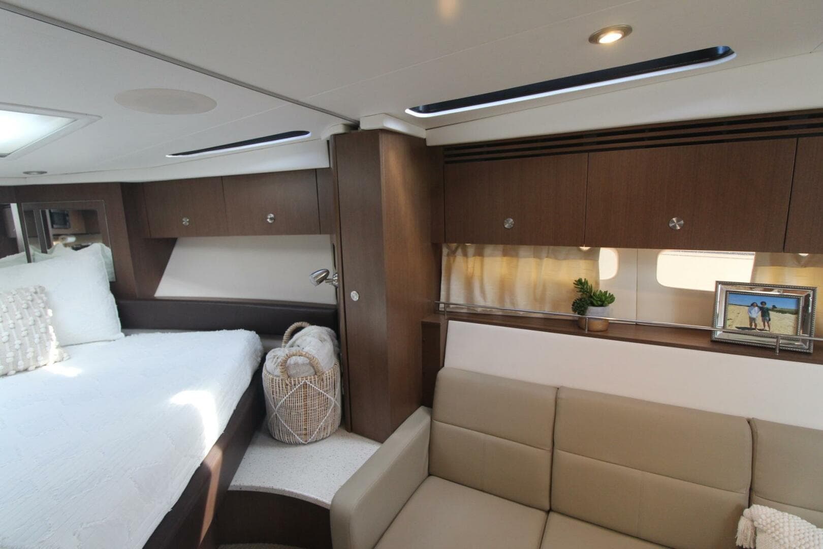 2014 Sea Ray 350 Sundancer — photo 24