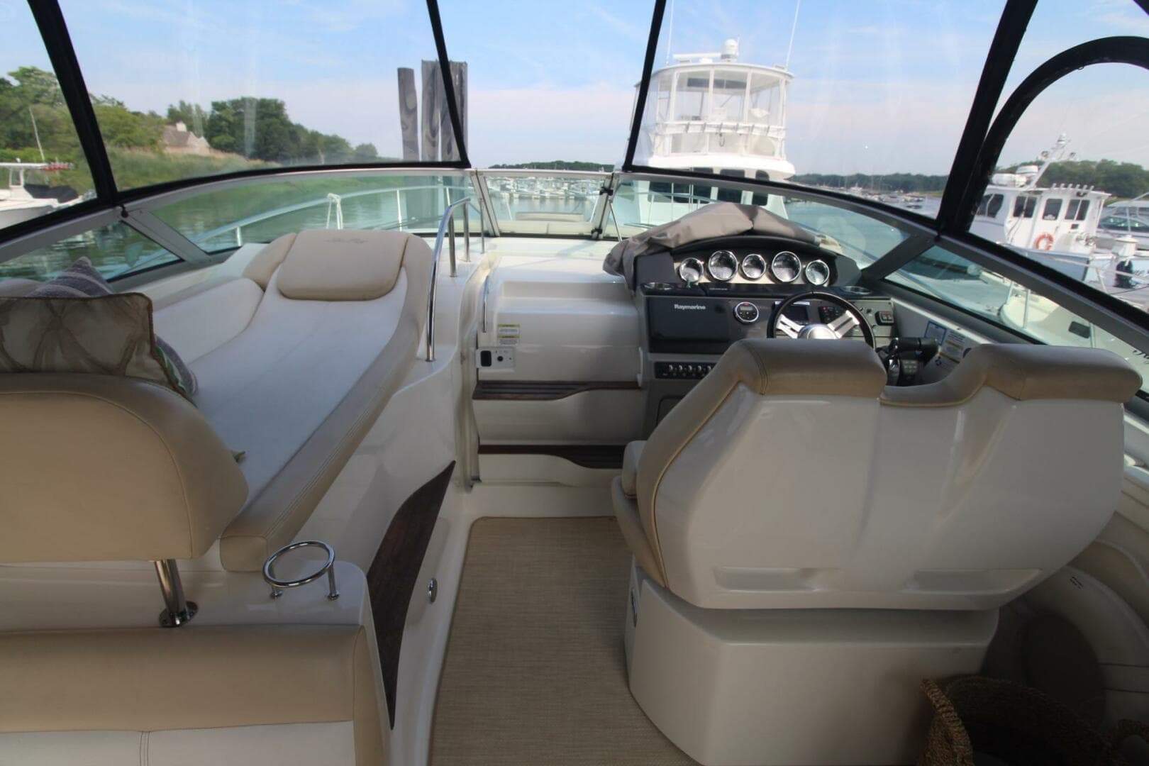 2014 Sea Ray 350 Sundancer — photo 20