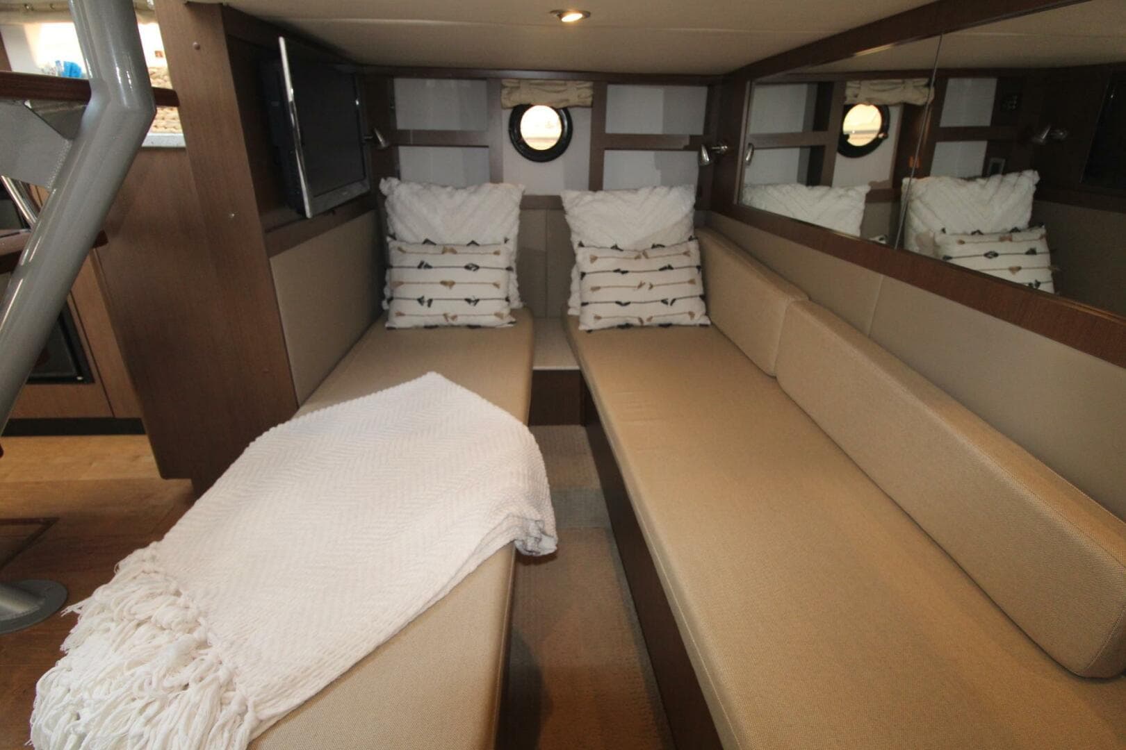 2014 Sea Ray 350 Sundancer — photo 30