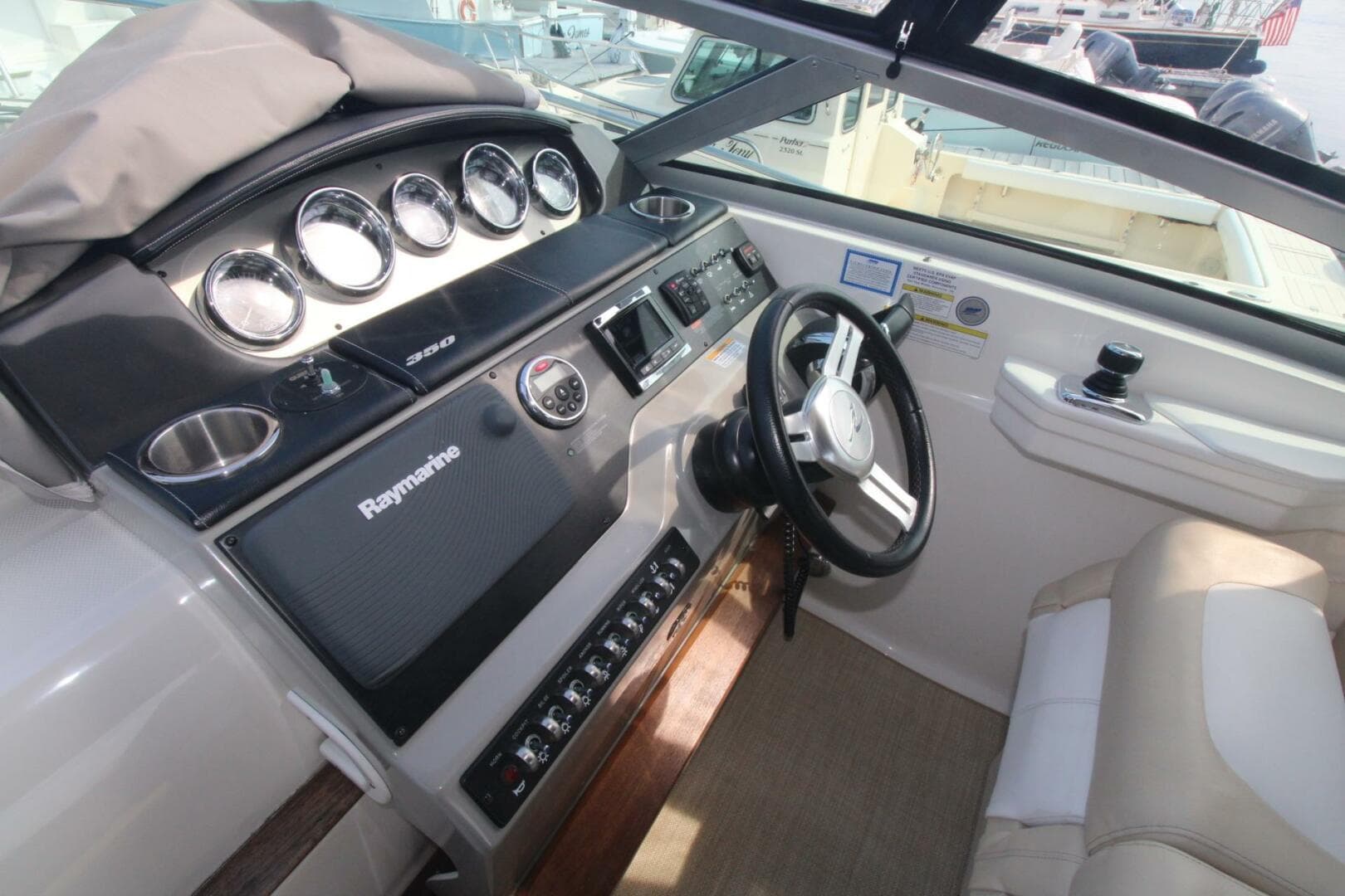 2014 Sea Ray 350 Sundancer — photo 16
