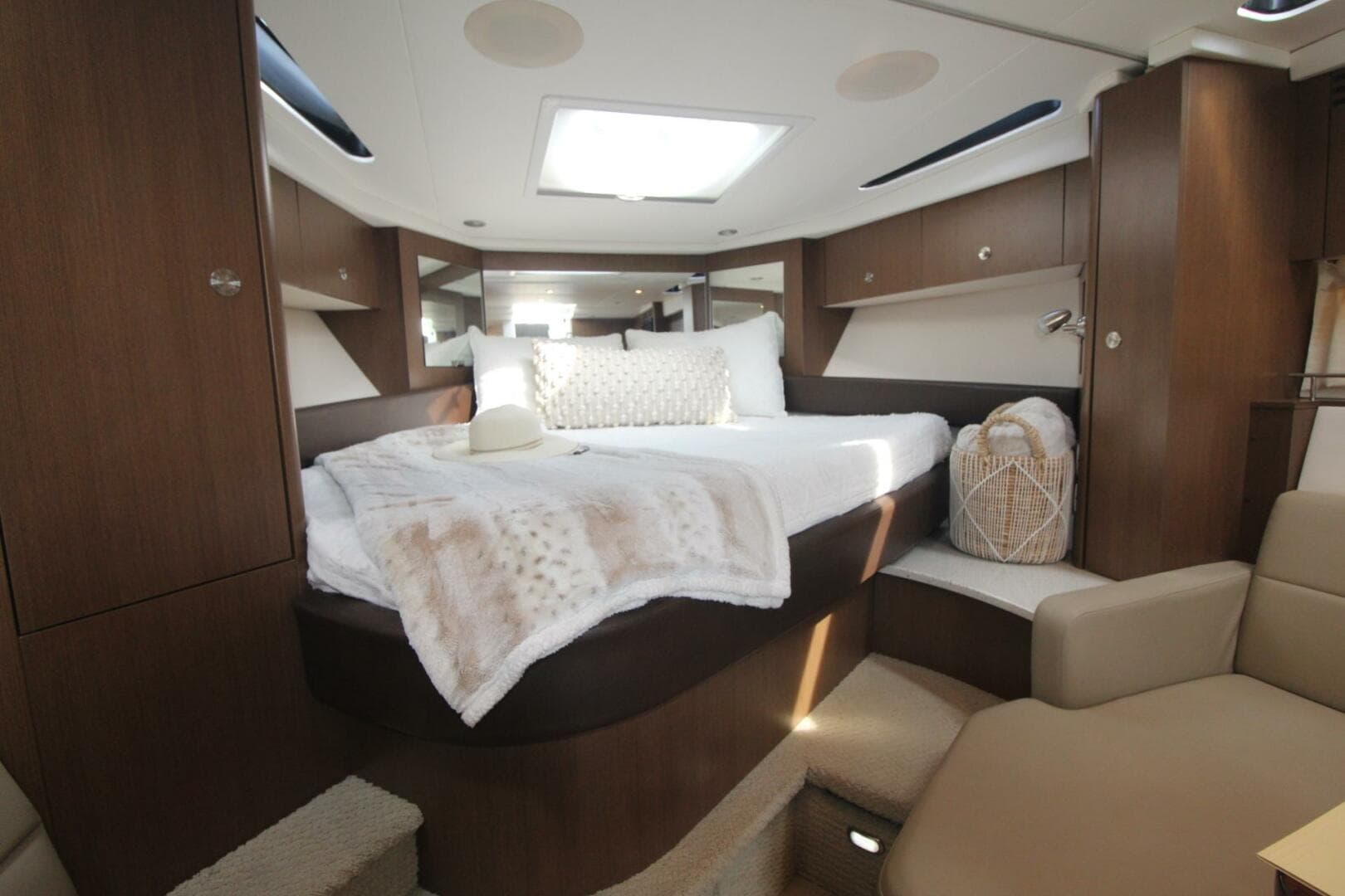 2014 Sea Ray 350 Sundancer — photo 22