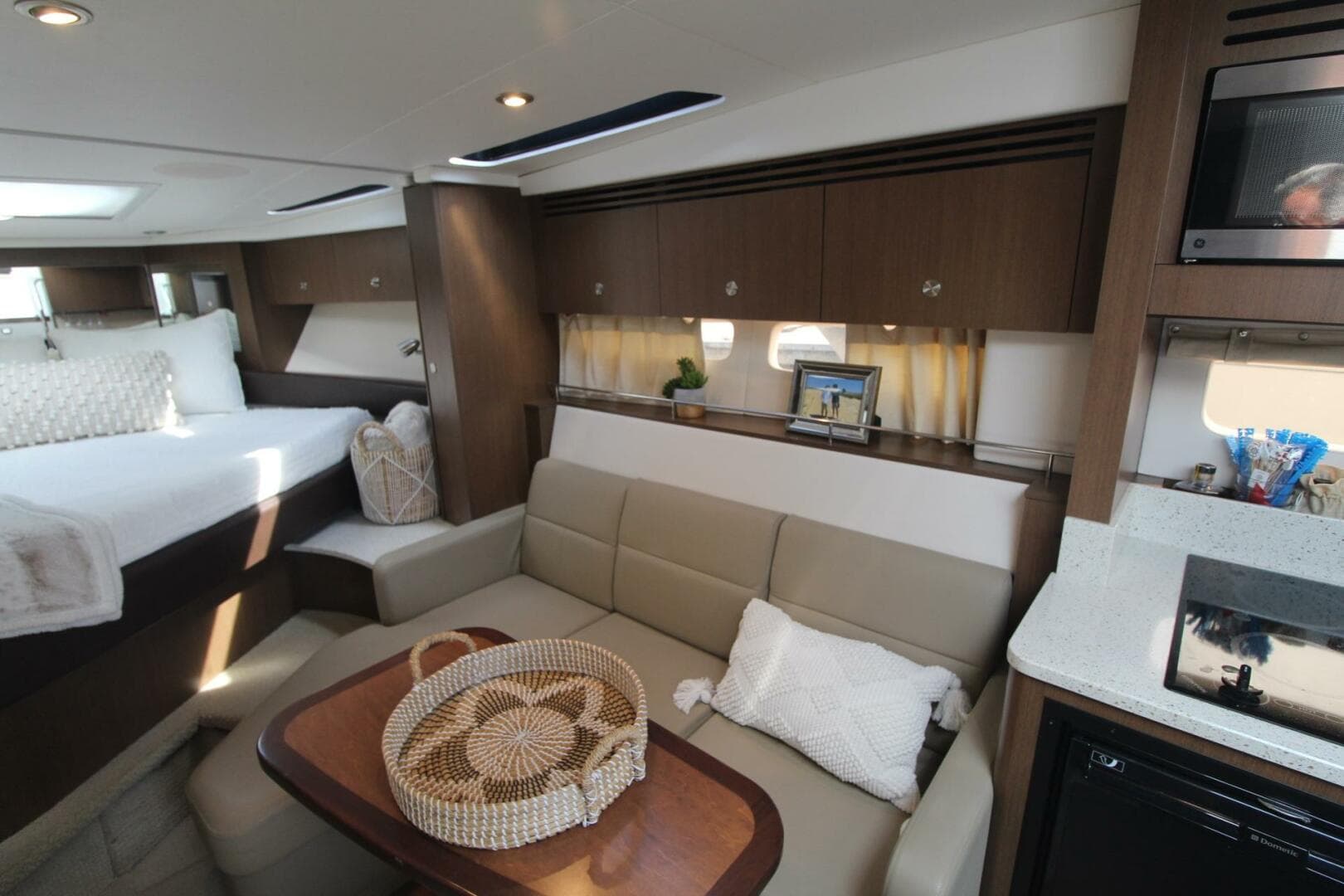 2014 Sea Ray 350 Sundancer — photo 40