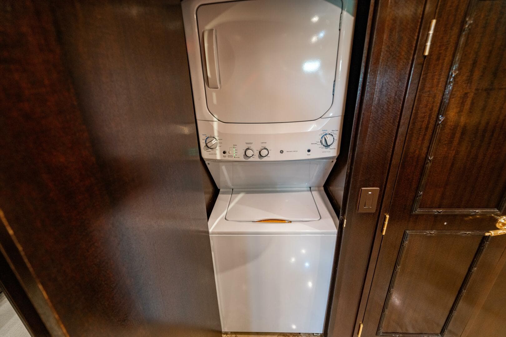 2001 Hatteras 100 — photo 57