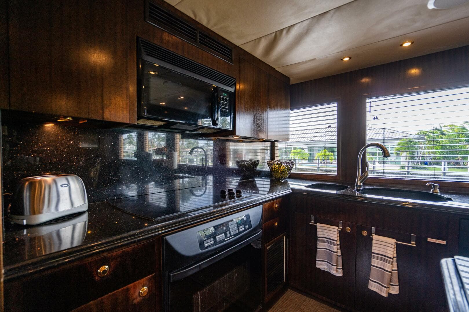 2001 Hatteras 100 — photo 33