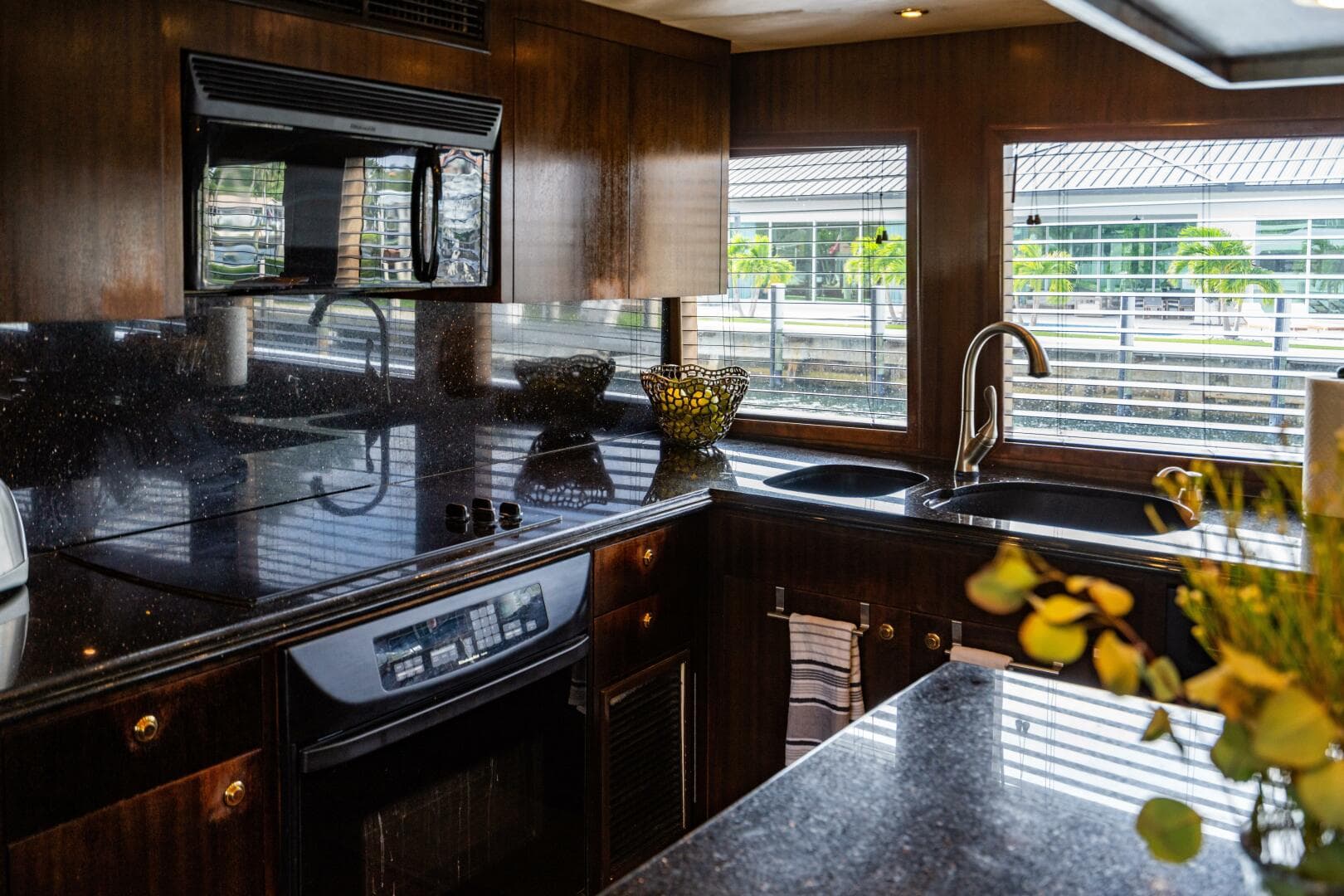 2001 Hatteras 100 — photo 32