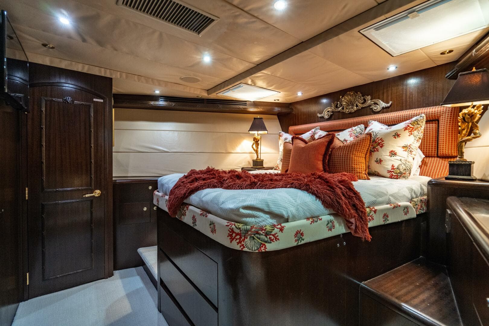 2001 Hatteras 100 — photo 38