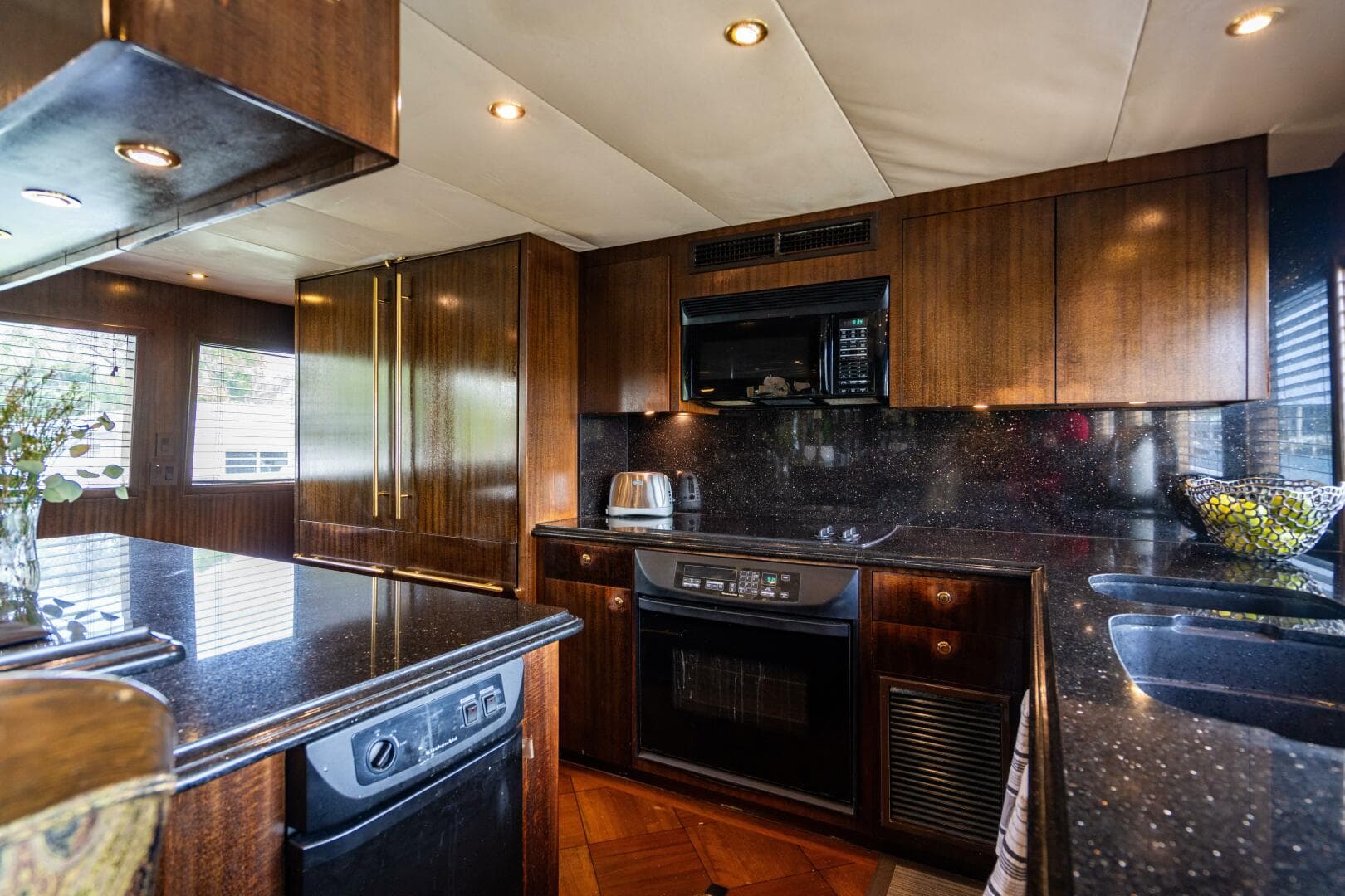 2001 Hatteras 100 — photo 34