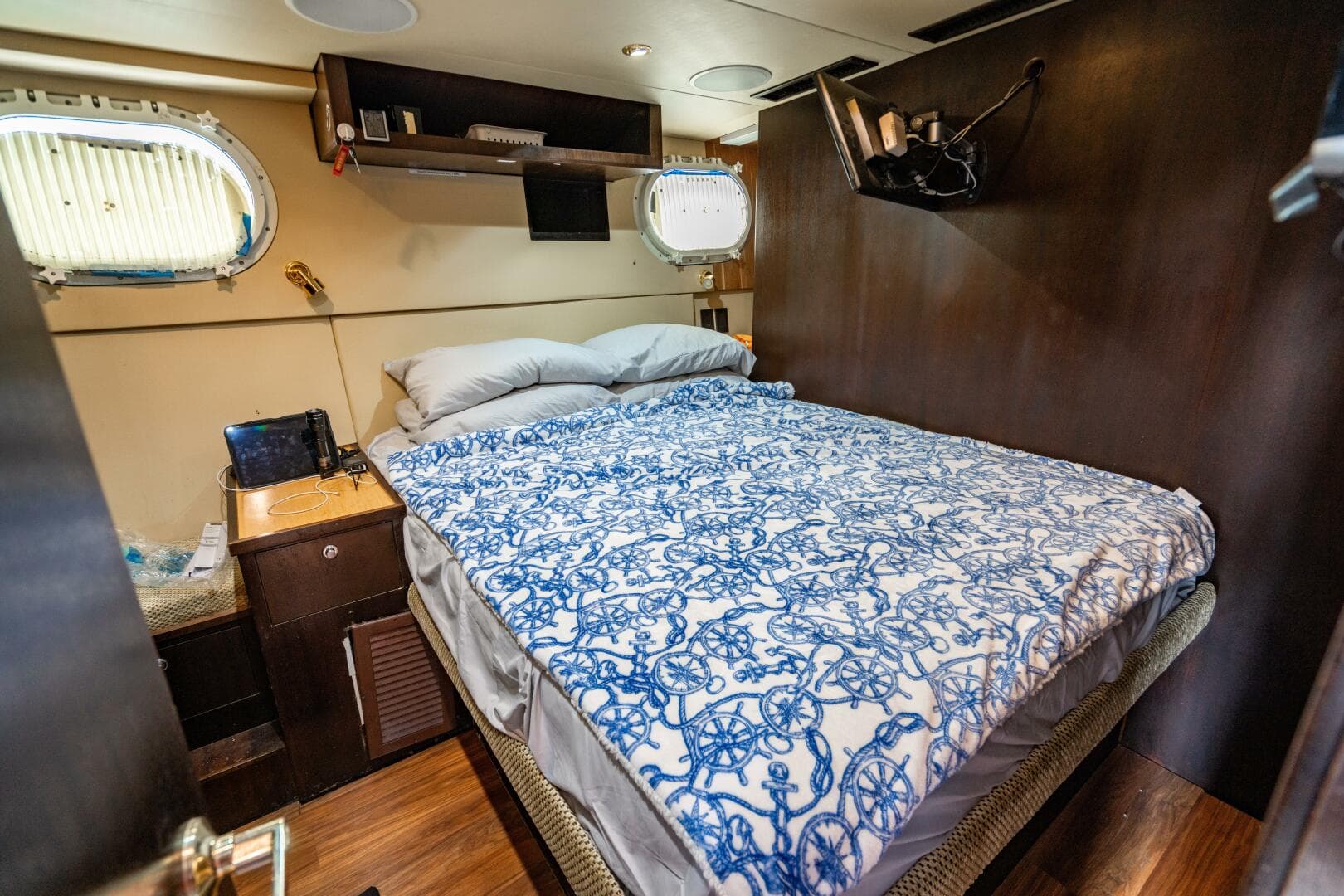 2001 Hatteras 100 — photo 105