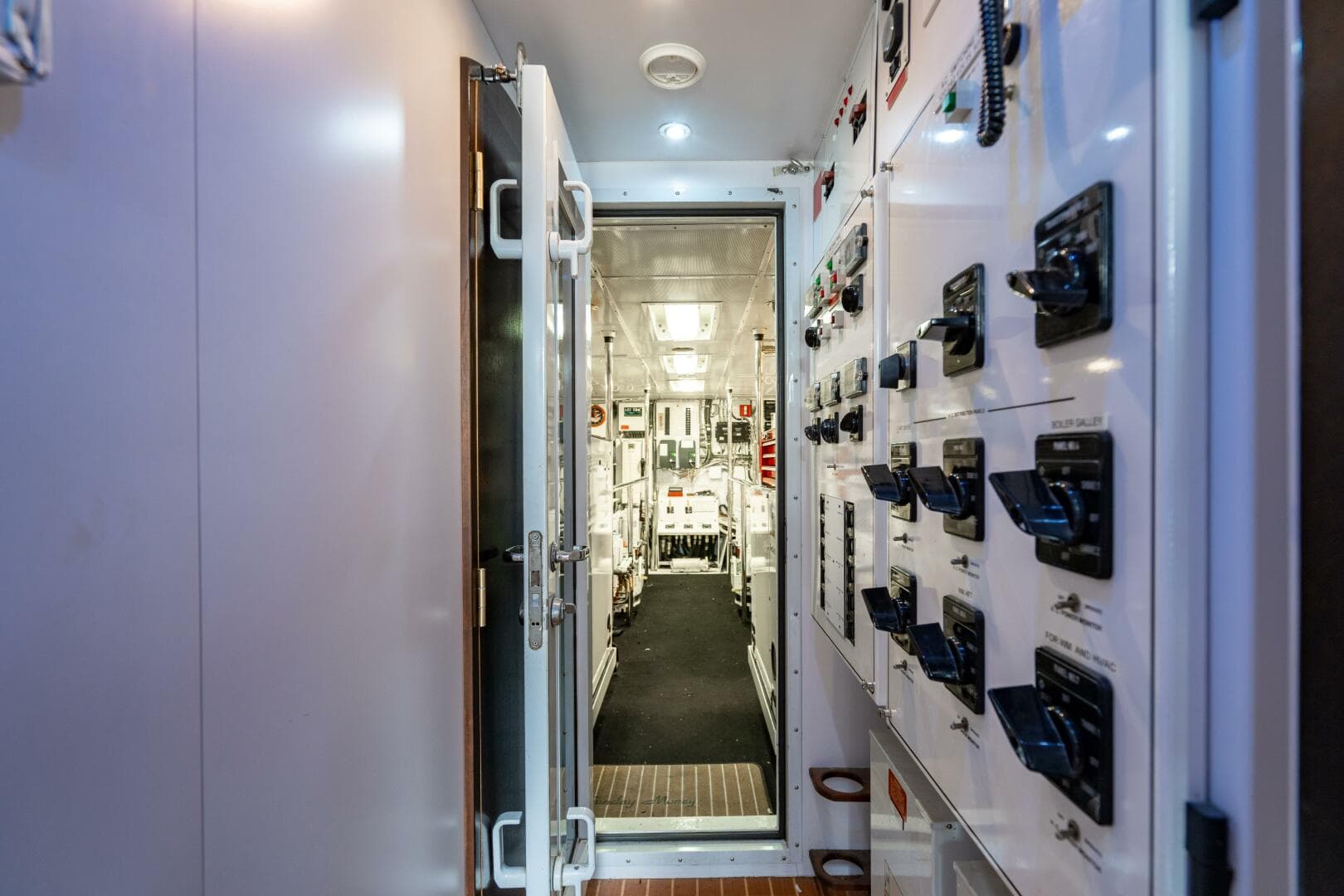 2001 Hatteras 100 — photo 101