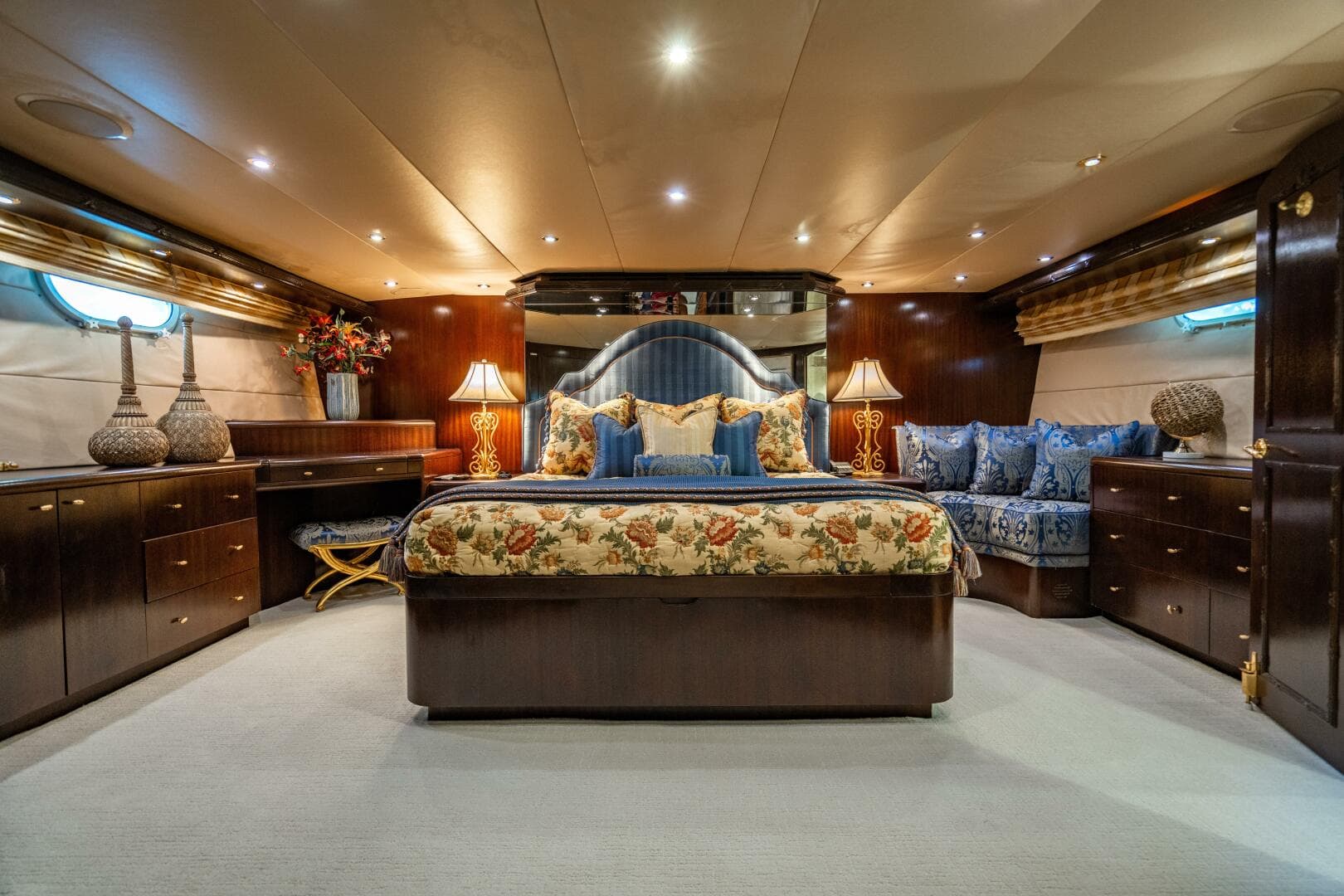 2001 Hatteras 100 — photo 47