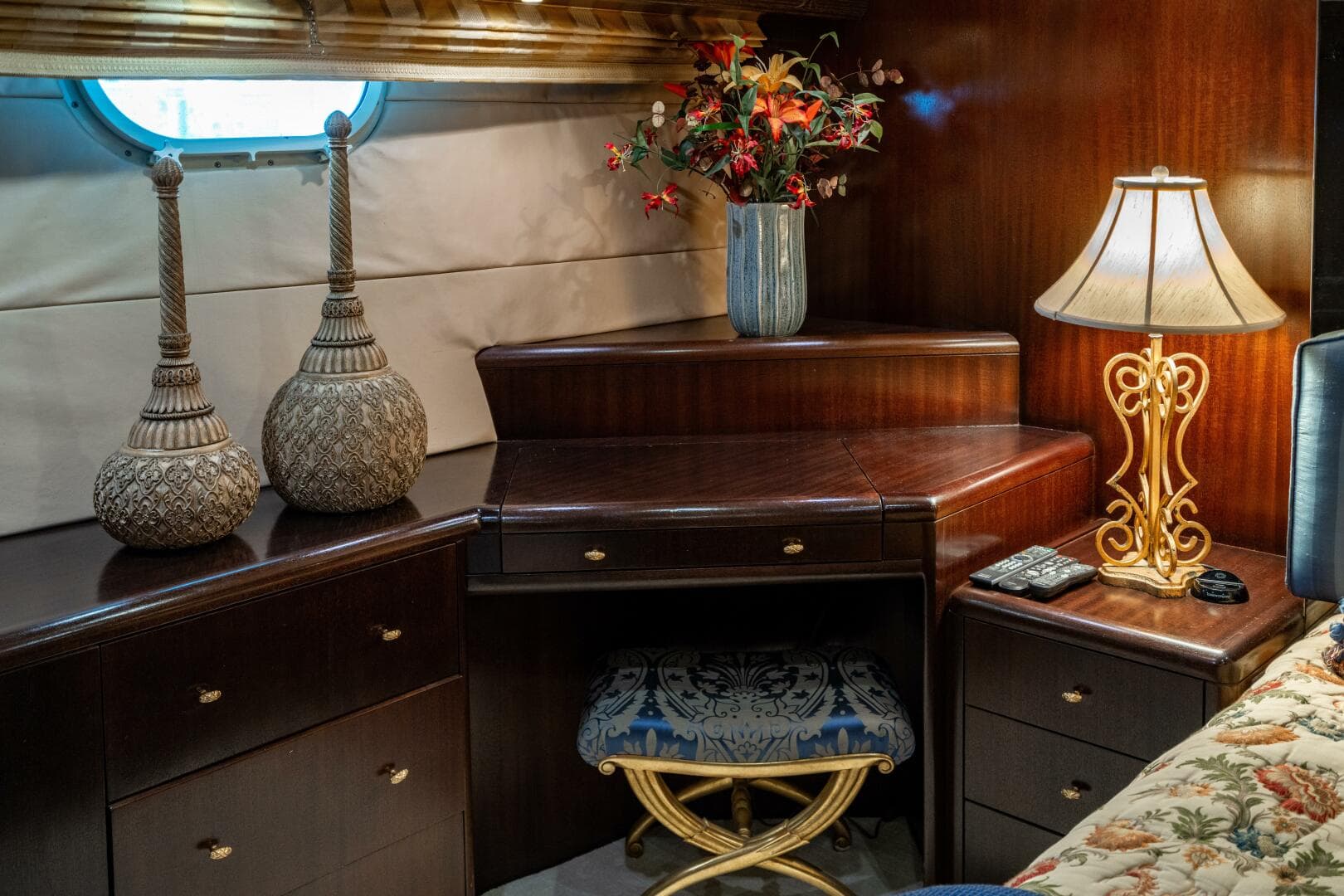 2001 Hatteras 100 — photo 51