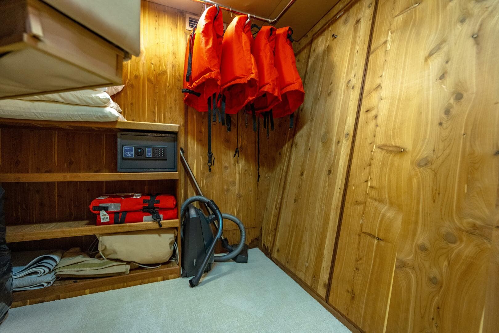 2001 Hatteras 100 — photo 49