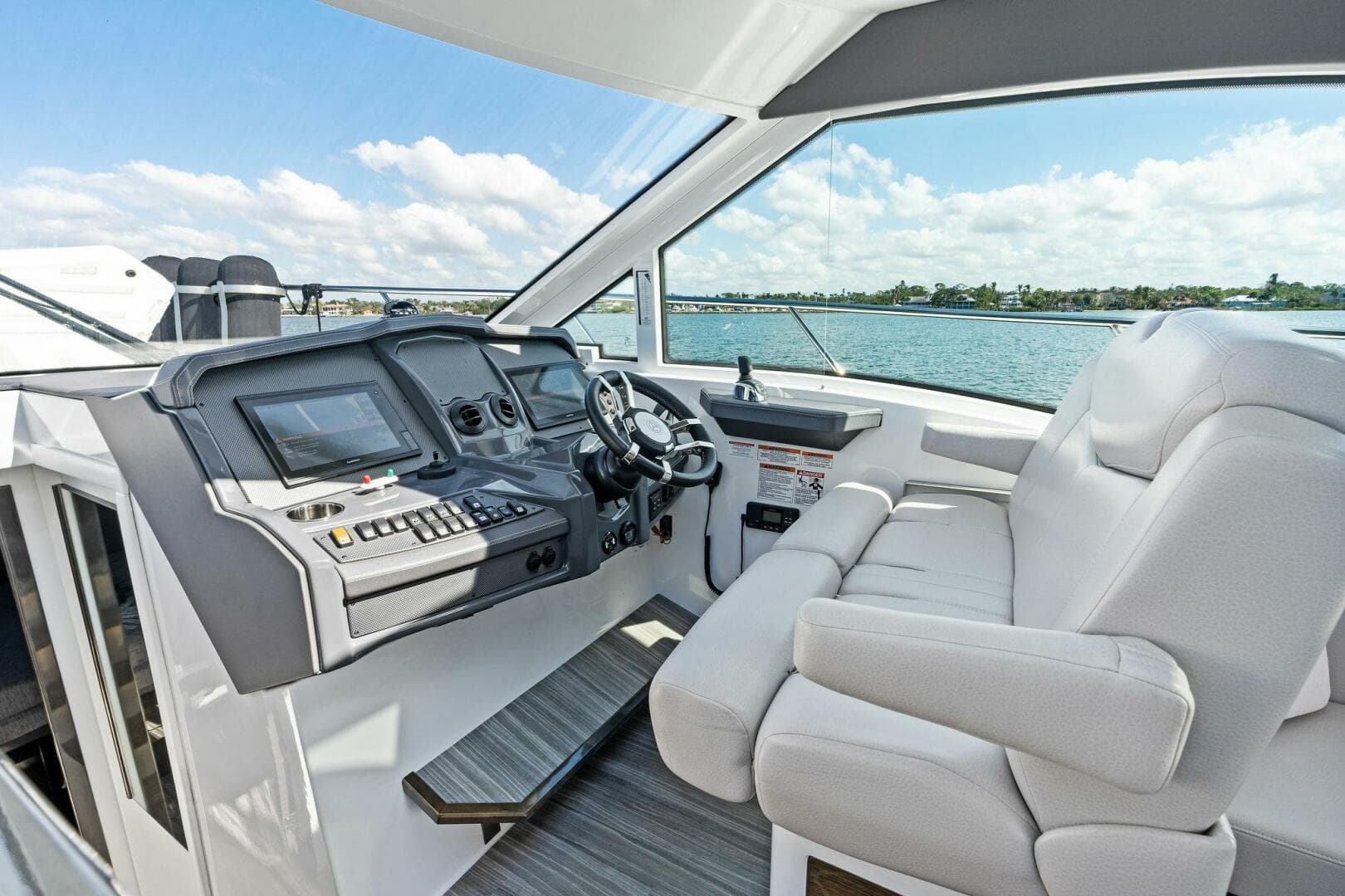2019 Cruisers Yachts 45 Cantius — photo 3