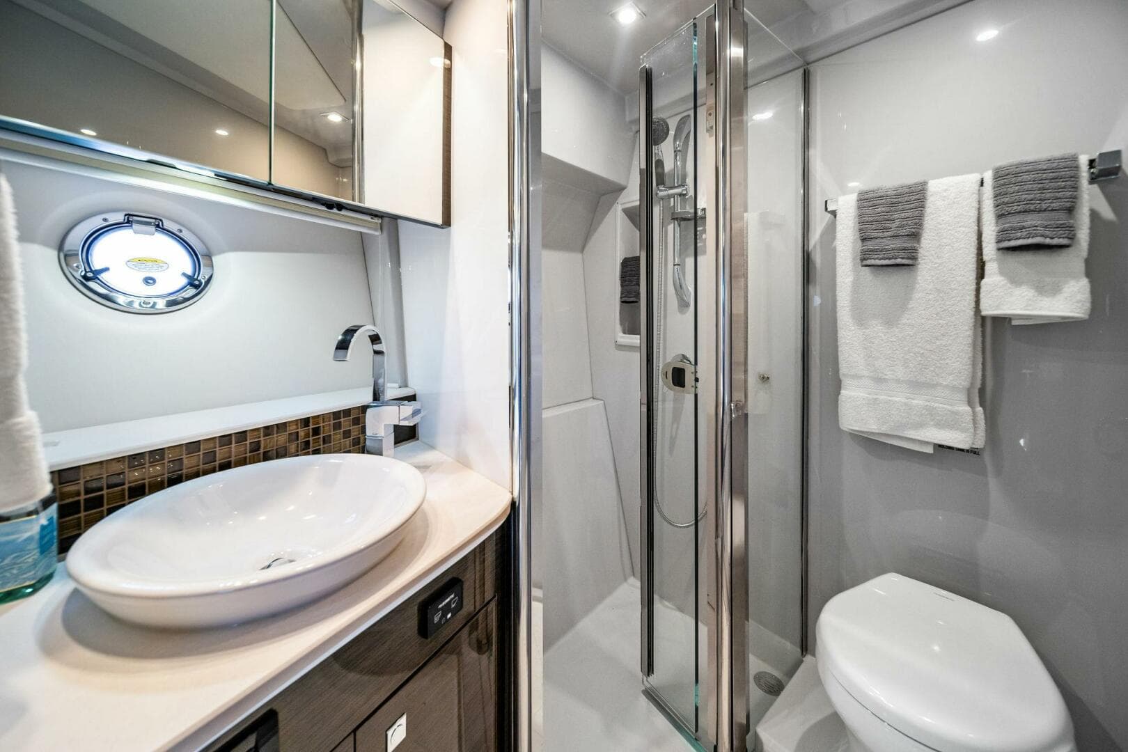 2019 Cruisers Yachts 45 Cantius — photo 46