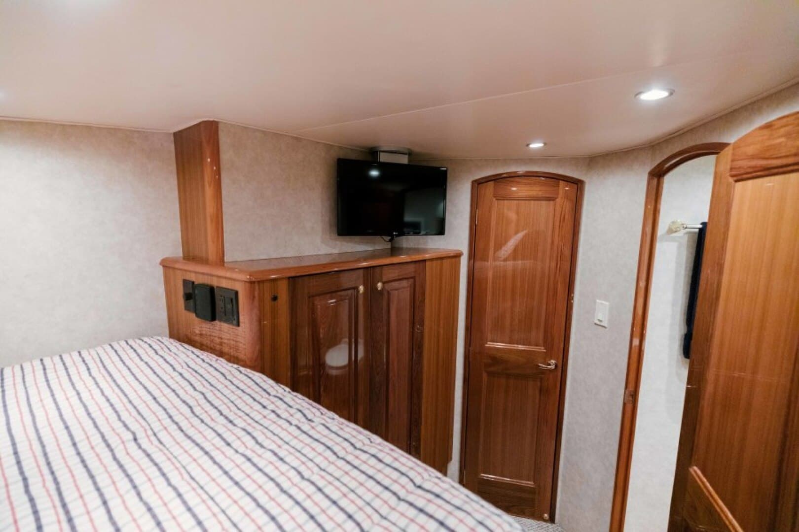 2006 Viking 74 Enclosed Bridge — photo 16