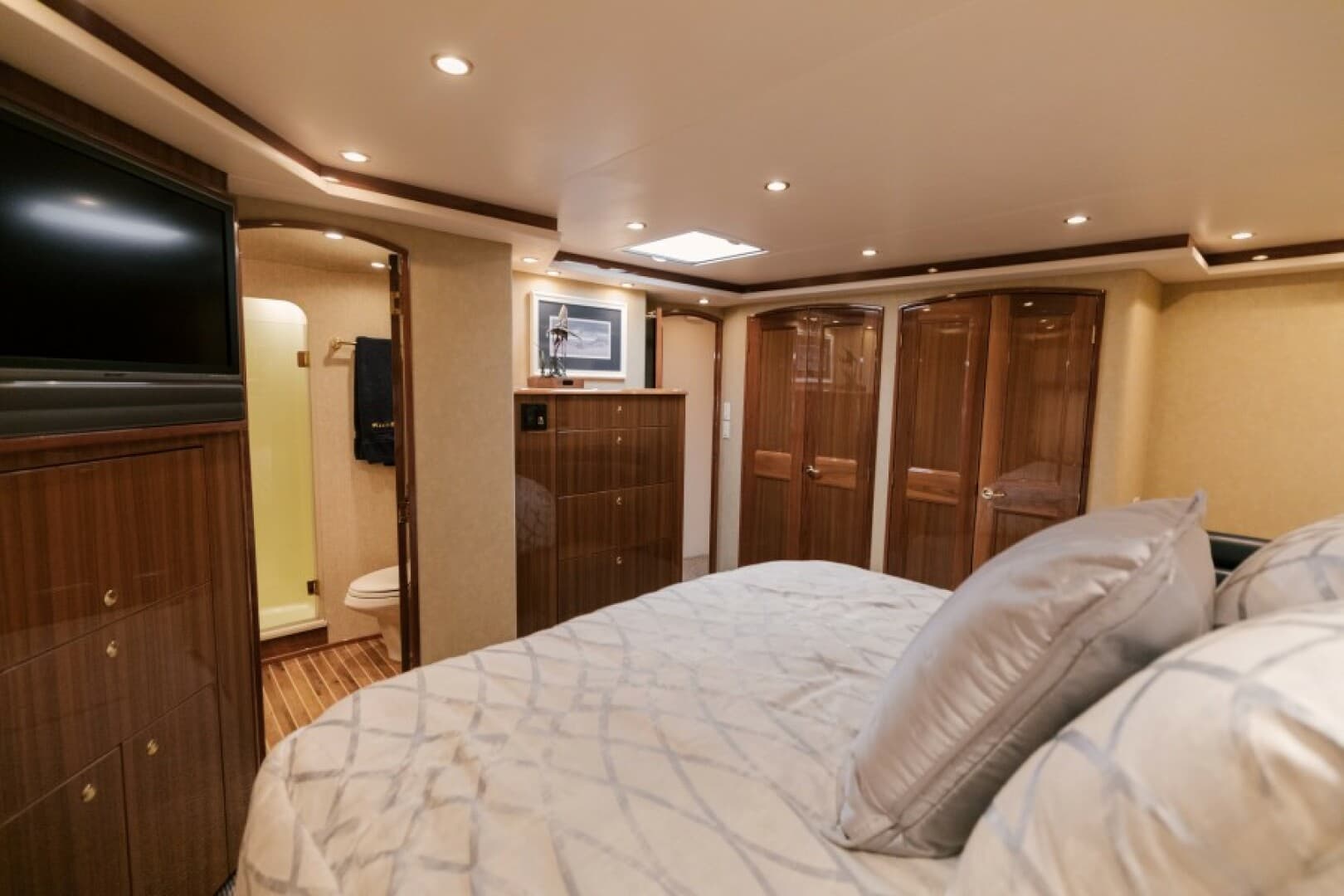 2006 Viking 74 Enclosed Bridge — photo 28