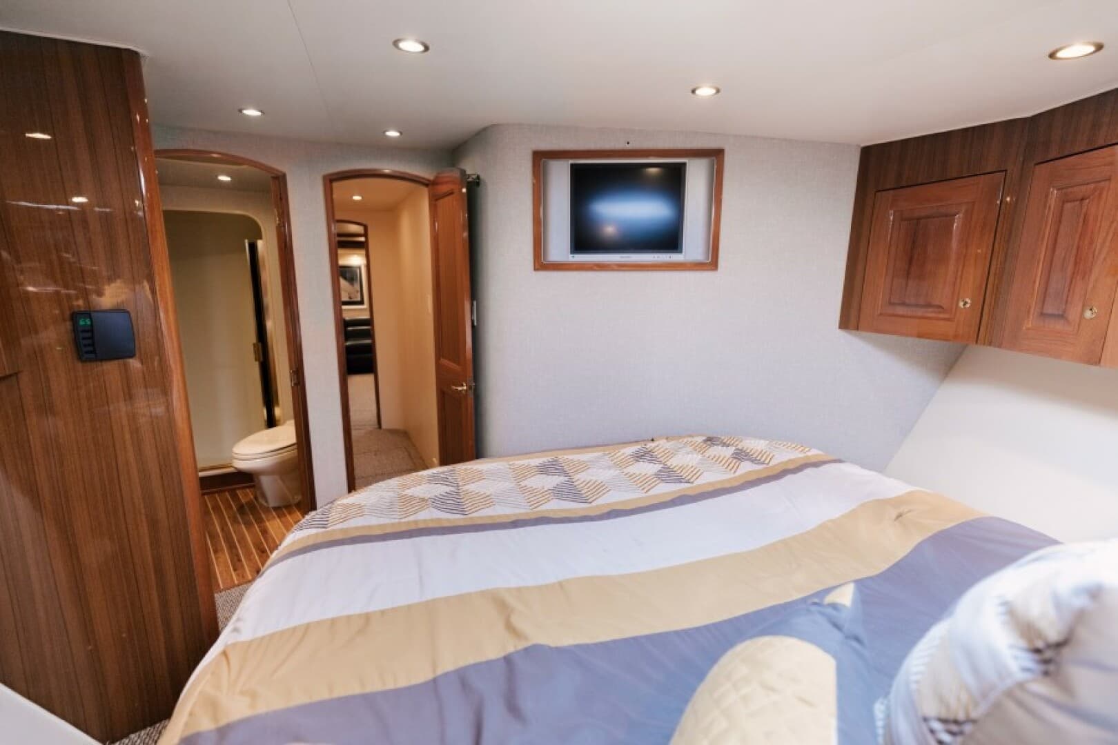 2006 Viking 74 Enclosed Bridge — photo 9