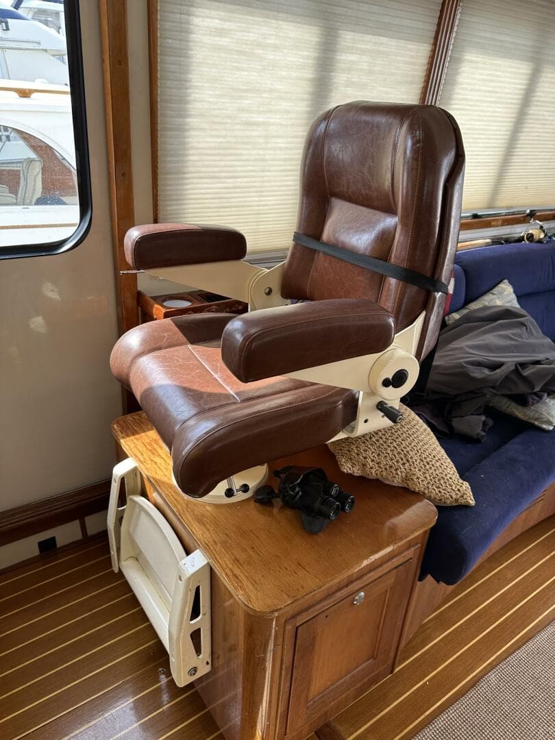 2005 Legacy 42 Express Cruiser — photo 13