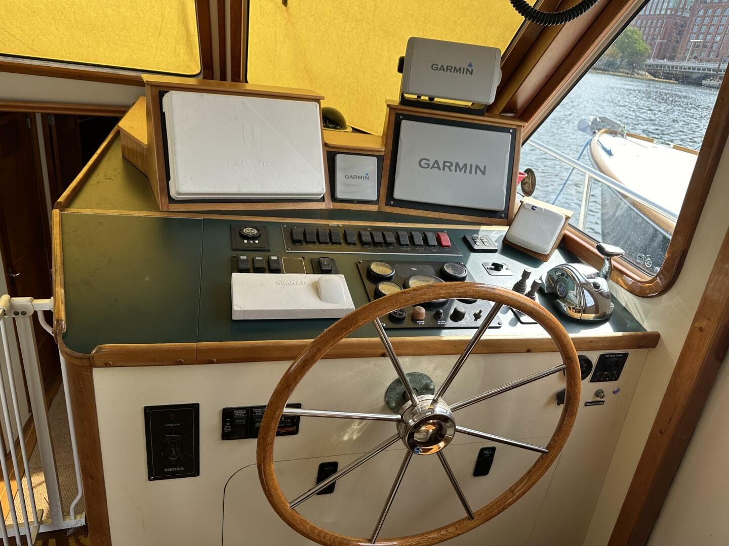 2005 Legacy 42 Express Cruiser — photo 3