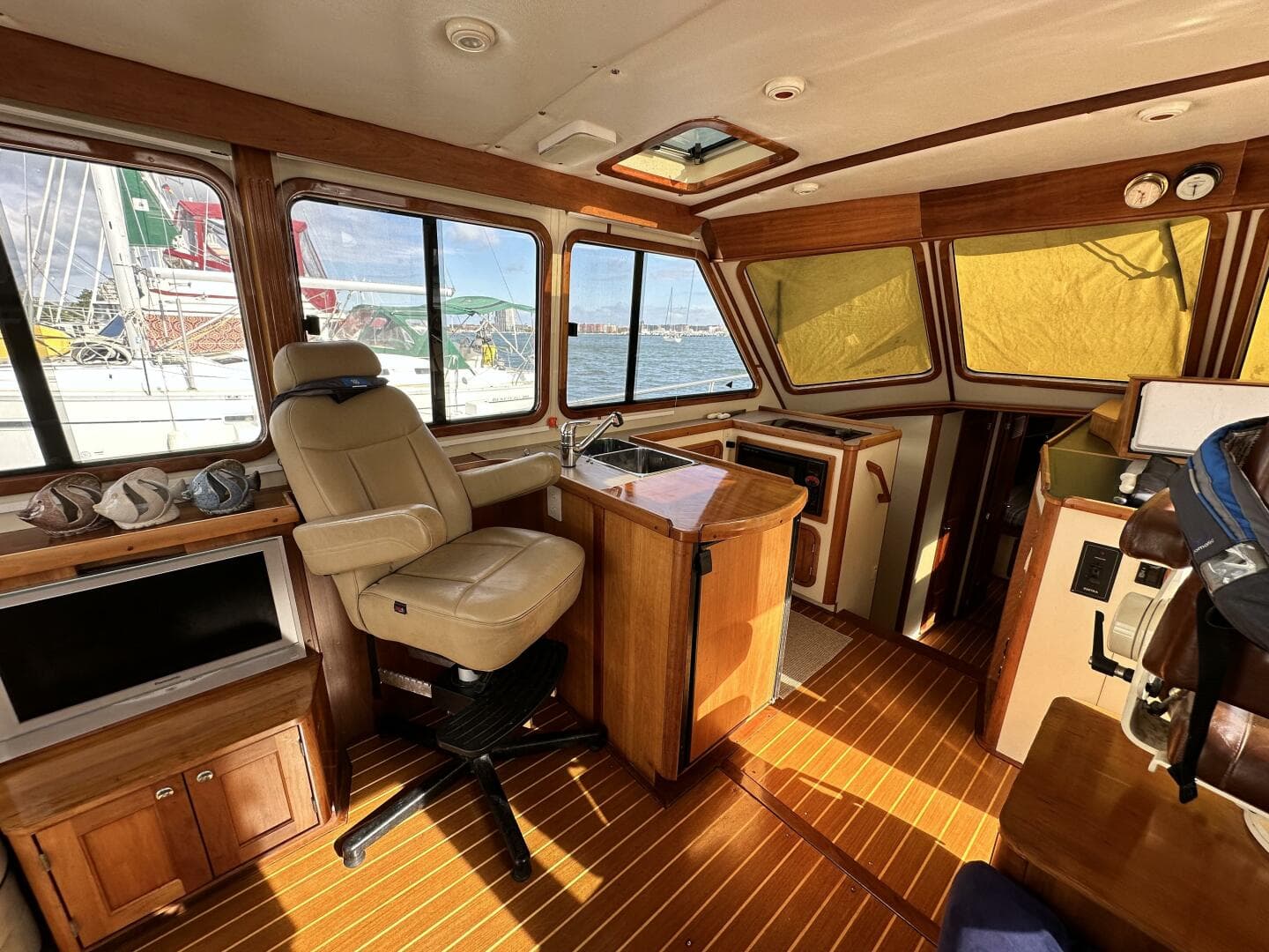 2005 Legacy 42 Express Cruiser — photo 4