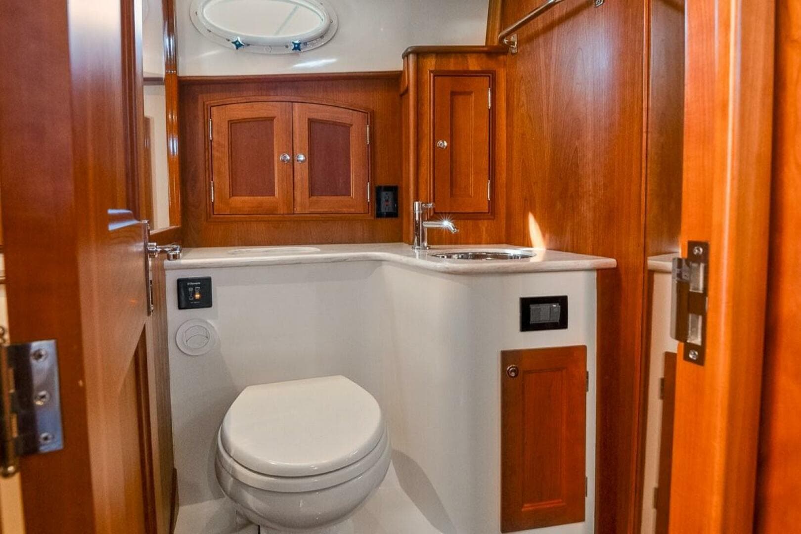 2017 Hinckley Talaria 43 — photo 29