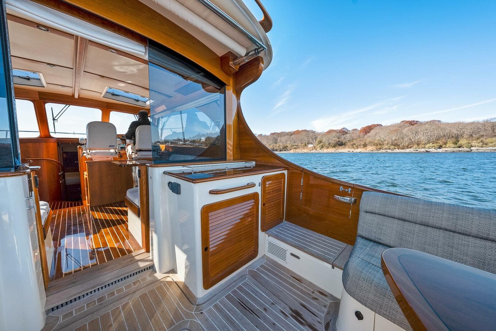 2017 Hinckley Talaria 43 — photo 10