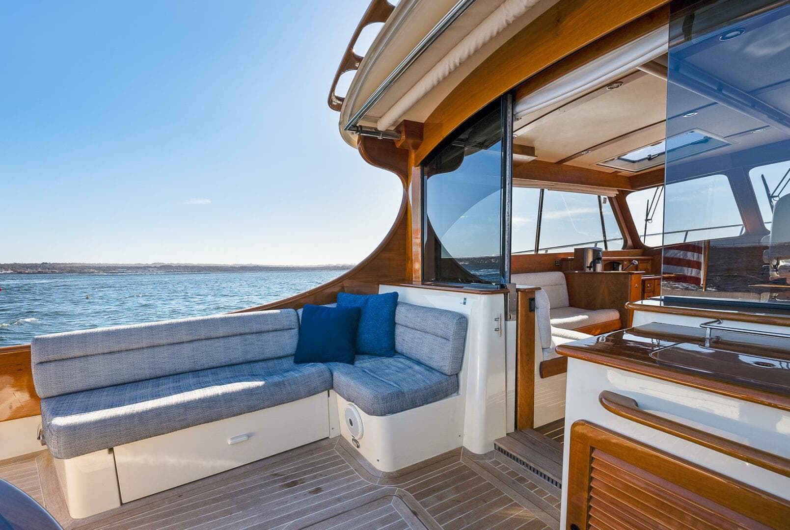 2017 Hinckley Talaria 43 — photo 12