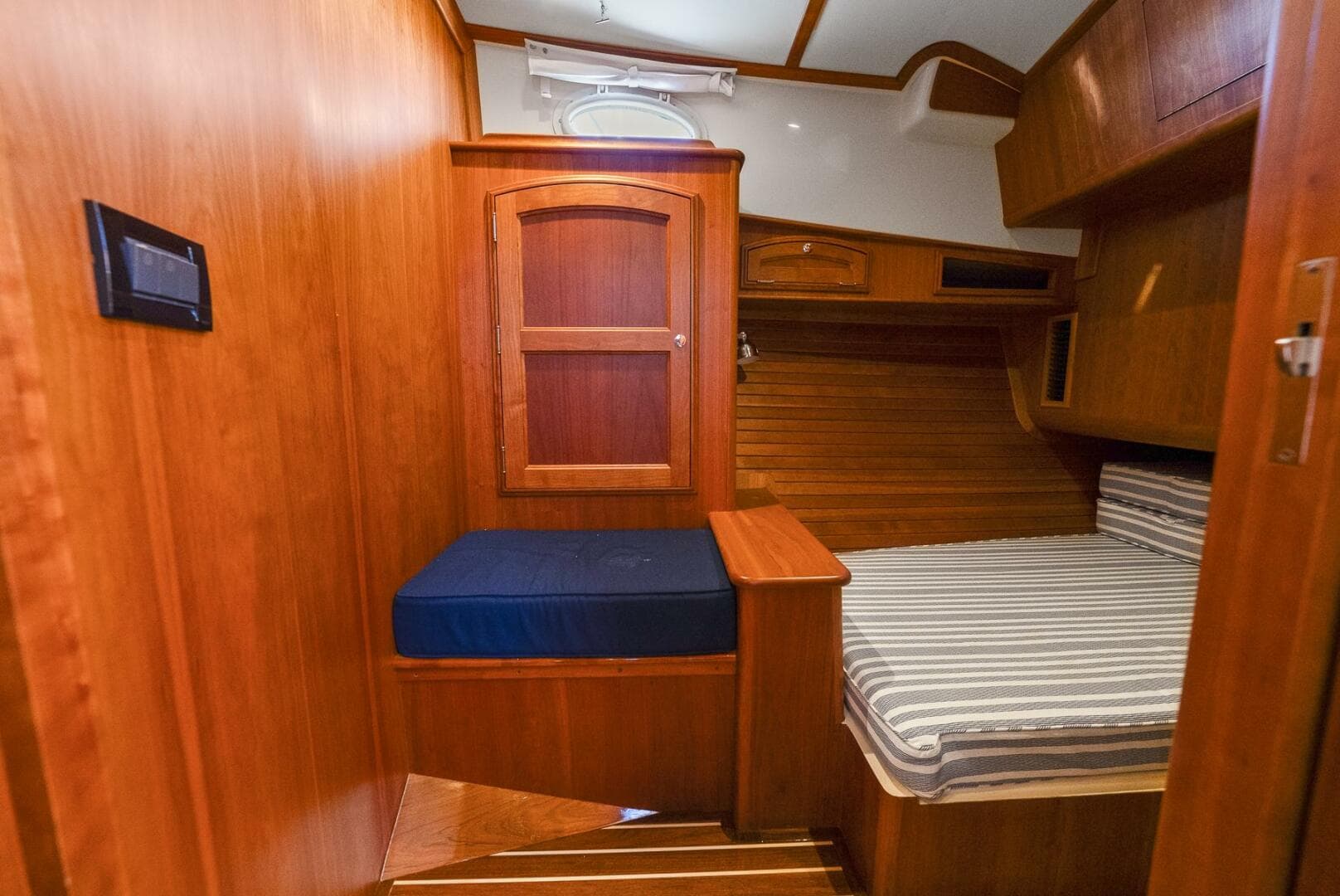 2017 Hinckley Talaria 43 — photo 31