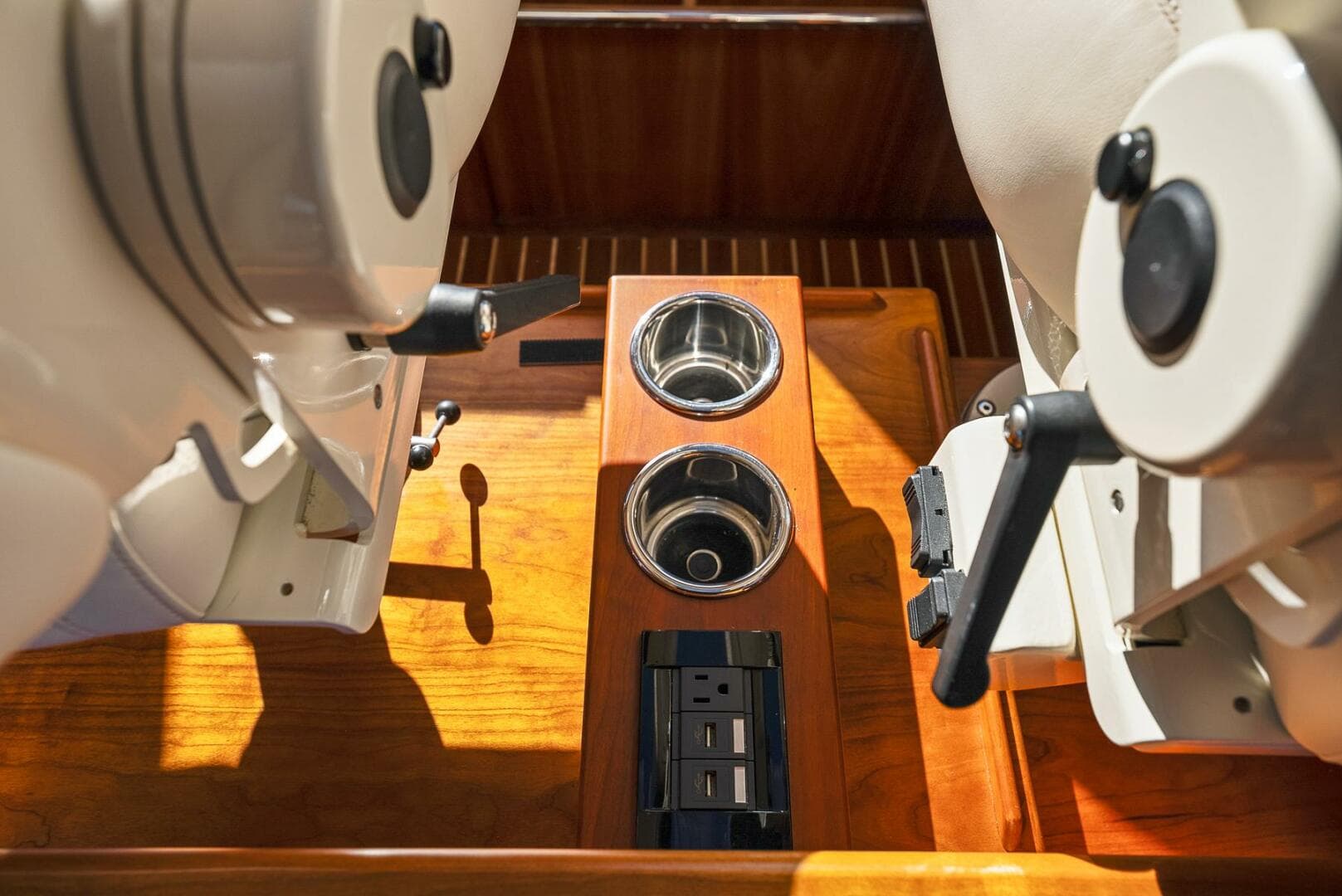 2017 Hinckley Talaria 43 — photo 25