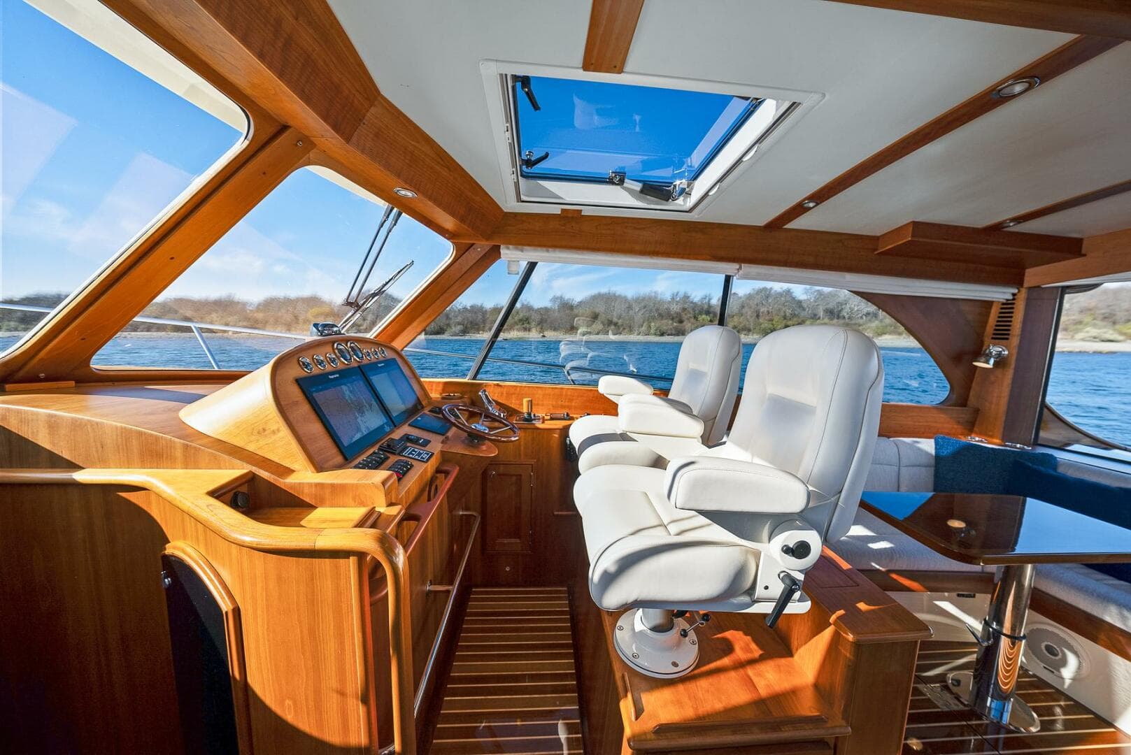 2017 Hinckley Talaria 43 — photo 20