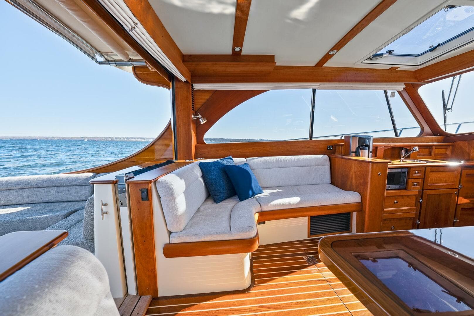 2017 Hinckley Talaria 43 — photo 16