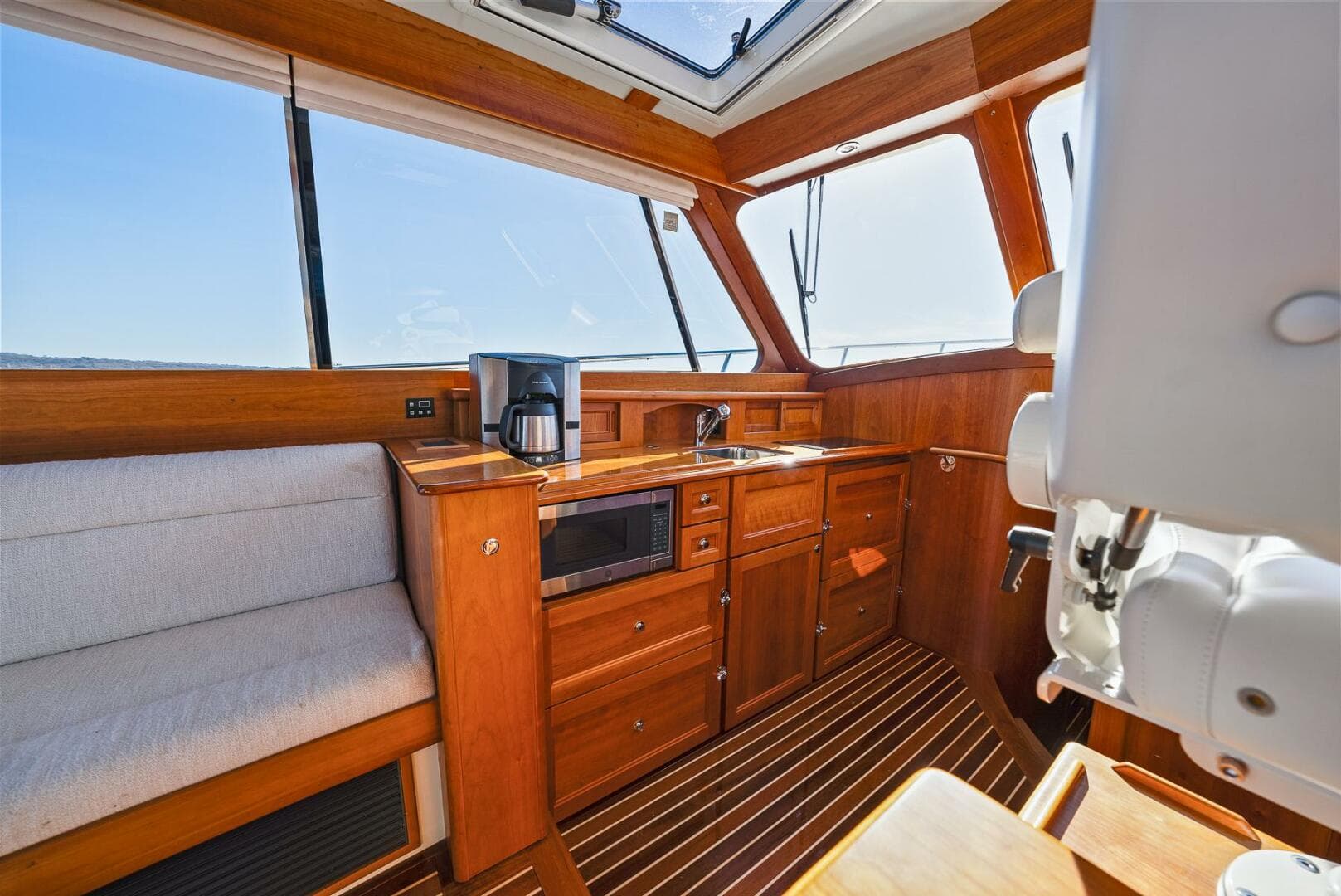 2017 Hinckley Talaria 43 — photo 17