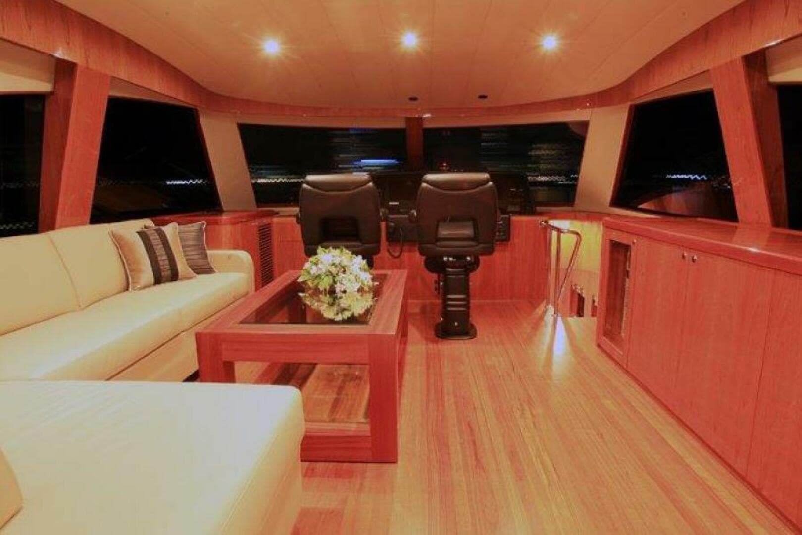 2027 Johnson Flybridge W/hydraulic Platform — photo 10