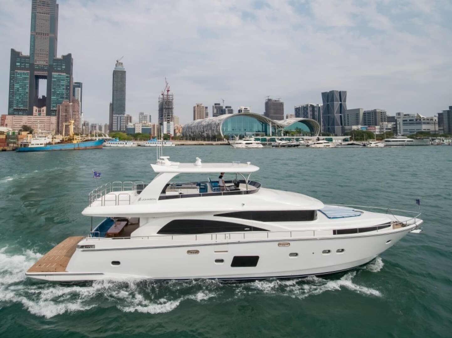 2027 Johnson Flybridge W/hydraulic Platform — photo 1