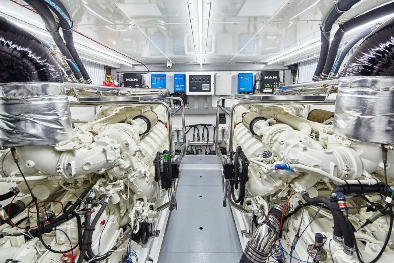 2027 Johnson Flybridge W/hydraulic Platform — photo 45