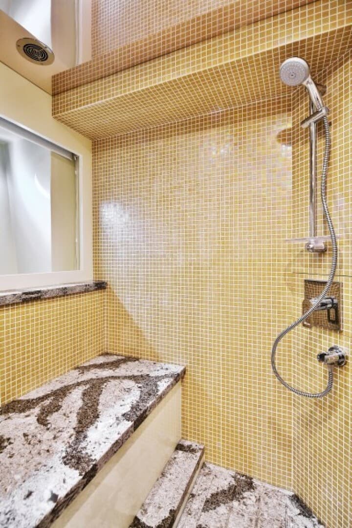 2027 Johnson Flybridge W/hydraulic Platform — photo 17