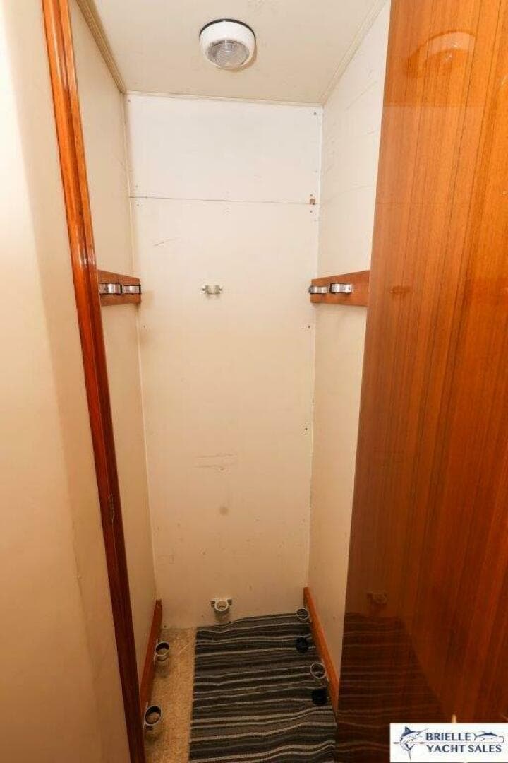 2005 Viking 45 Convertible — photo 23