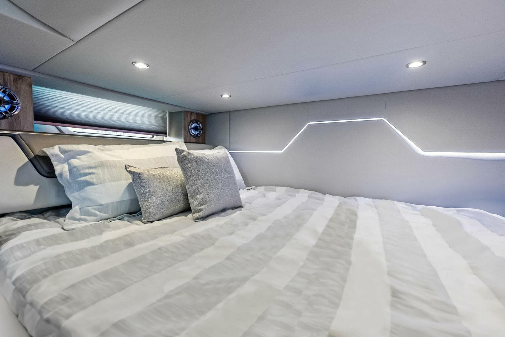 2022 Formula 430 Super Sport Crossover — photo 33