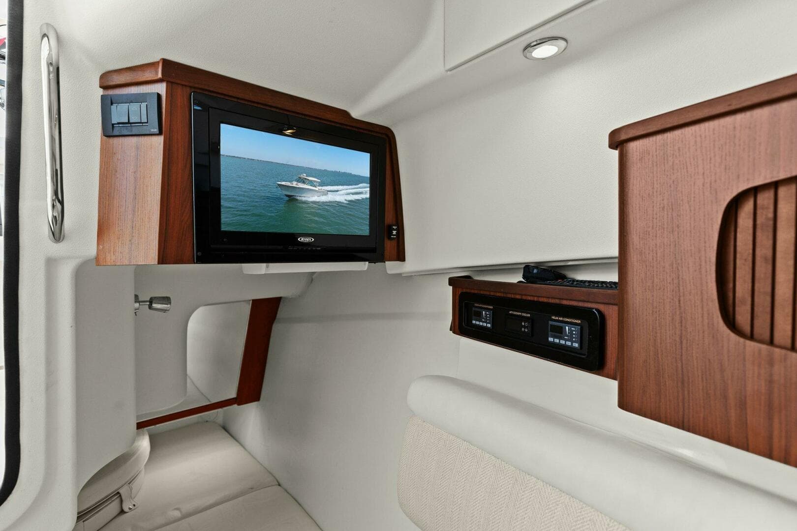 2016 Grady-White Freedom 375 — photo 45