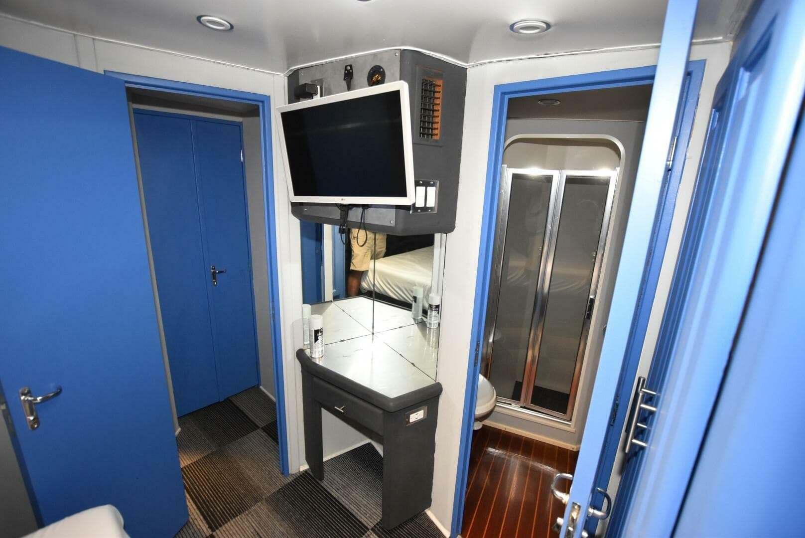 1997 Viking 50 Convertiblle — photo 21