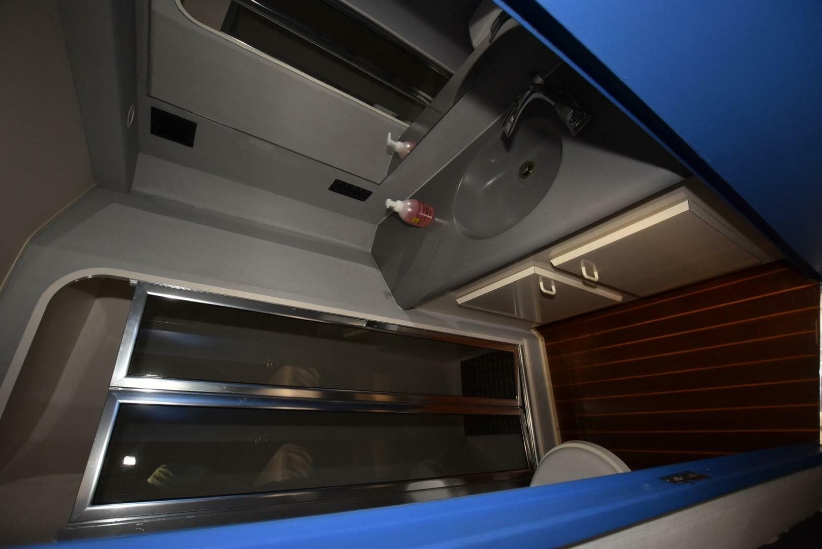 1997 Viking 50 Convertiblle — photo 22